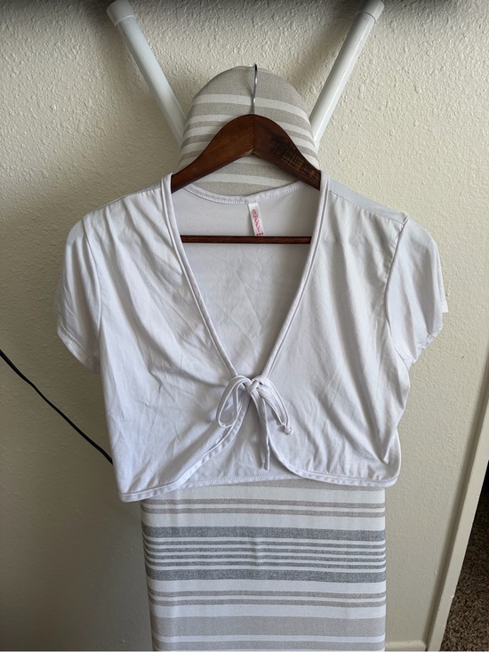 Sweet Tops - Tie-Front White Crop Top with V-Neck